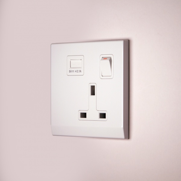 Retrotouch Simplicity White Single Socket with USB SKU07360